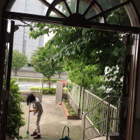 会堂入口 朝の掃き掃除