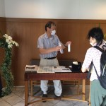 受付で消毒液をシュシュッ。