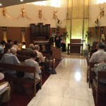 主日礼拝は2回に分けて、人数を分散しています。