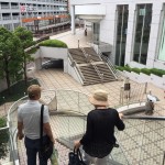 帰りの時間は、雨が止みました。外階段側から帰る方たちです。屋内のエレベーターを使うこともできます。